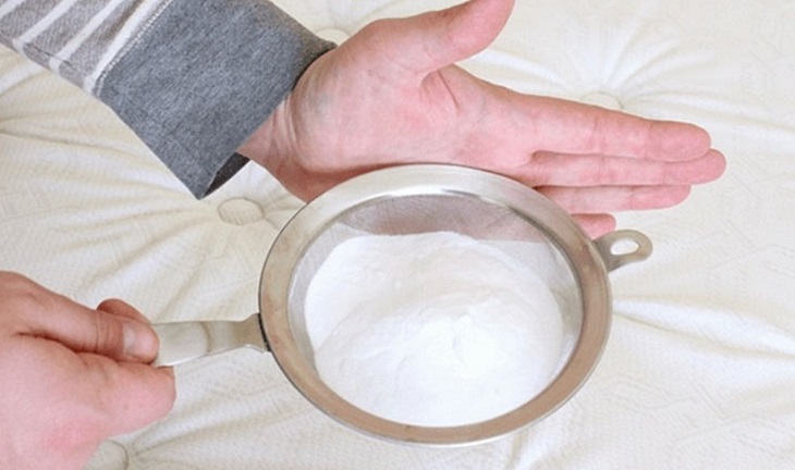 Bạn rắc bột baking soda lên trên bề mặt nệm và giữ nguyên trong 30 phút