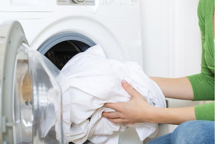 Bạn tháo tất cả các lớp drap, đem đi giặt và chọn chế độ giặt phù hợp với loại vải của drap