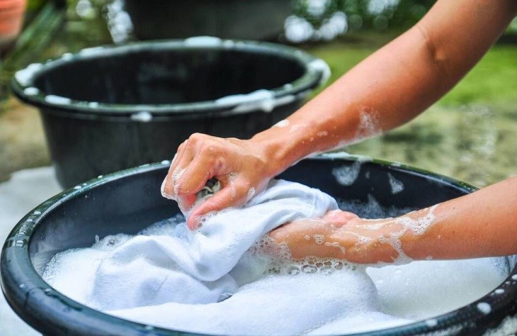 Cần giặt sớm đồ bơi sau khi bơi để tránh nước biển làm hư hỏng sợi vải