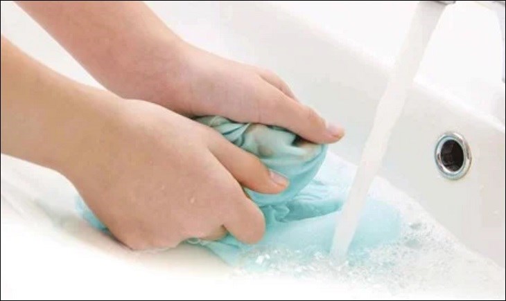 Xả nước và vắt khô đồ bơi nhẹ nhàng