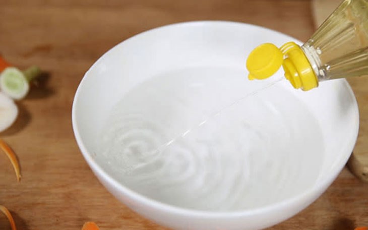 Bạn pha dung dịch giấm và nước theo tỷ lệ 1:4 và ngâm khoảng 30 - 60 phút