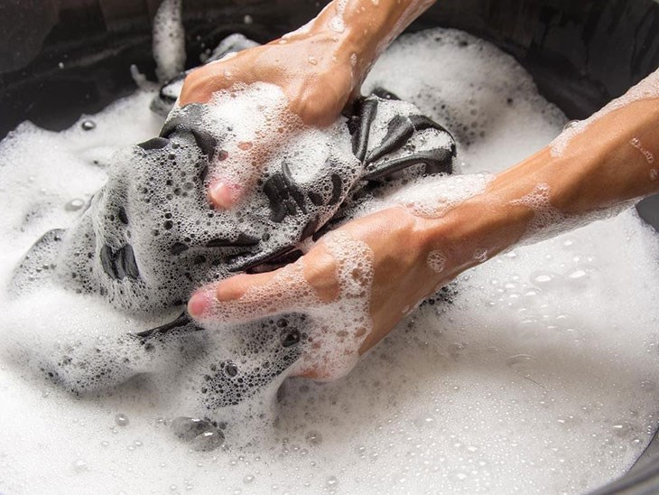 Giặt quần áo đen bằng nước lạnh giúp giảm nguy cơ co rút, không phai màu và không bị biến dạng