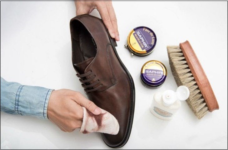 Đánh xi để bảo vệ giày da lộn tốt hơn