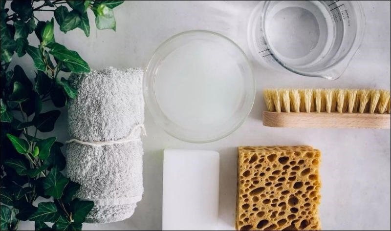 Bạn cần chuẩn bị các dụng cụ để vệ sinh giày bằng tay