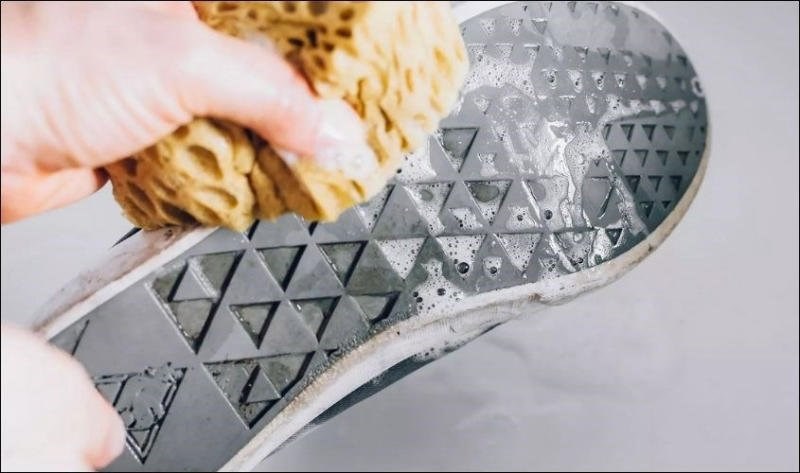 Bạn cần vệ sinh kỹ phần bên trong của giày