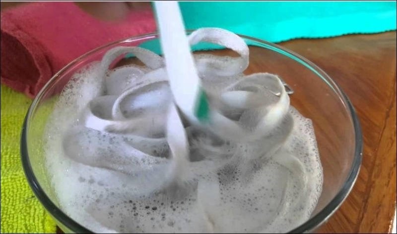 Bạn có thể giặt dây giày bình thường như cách giặt quần áo