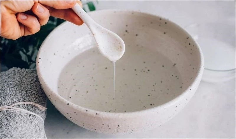 Cho nước lạnh vào chậu, pha một ít nước giặt vào thau nước để tạo dung dịch giặt giày