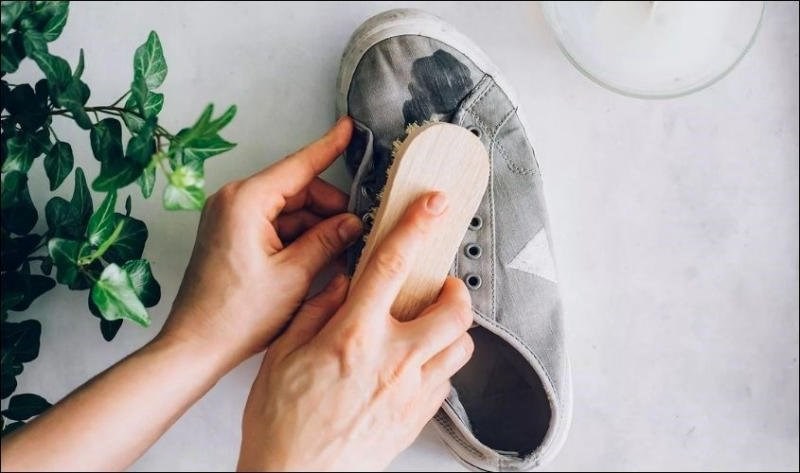 Dùng bàn chải chà giày với chuyển động tròn từ ngoài rìa vết bẩn vào giữa để vệ sinh giày