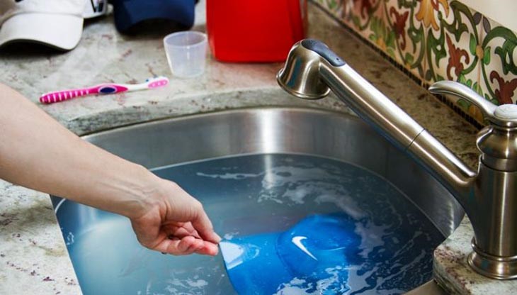 Ngâm mũ lưỡi trai để đánh bay vết bẩn hiệu quả và tối ưu hơn