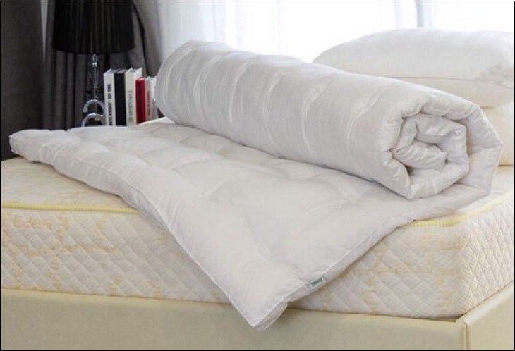 Cuộn nệm topper trước khi bảo quản ở nơi khô thoáng