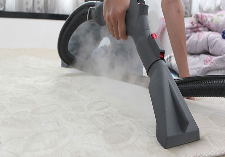 Hút bụi nệm topper bằng máy hút bụi