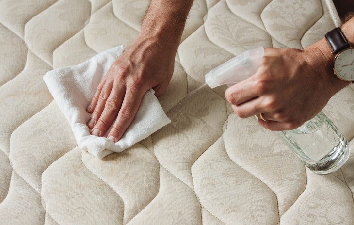 Làm sạch bề mặt nệm bằng dung dịch vệ sinh chuyên dụng