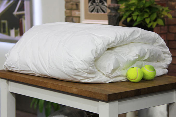 Cho bóng tennis vào trong 30 phút sấy khô sẽ giúp ruột chăn bông mềm mịn và phồng hơn