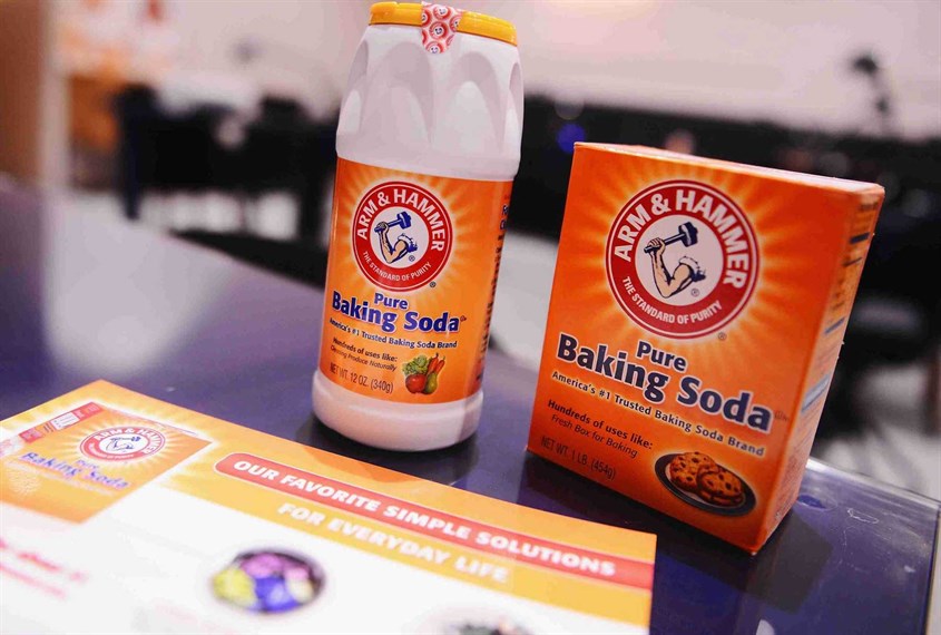 Bột baking soda sẽ hút sạch các chất bẩn