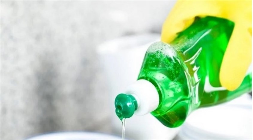 Giấm trắng và nước rửa bát có tác dụng loại bỏ mùi hôi và làm sạch bề mặt thảm hiệu quả