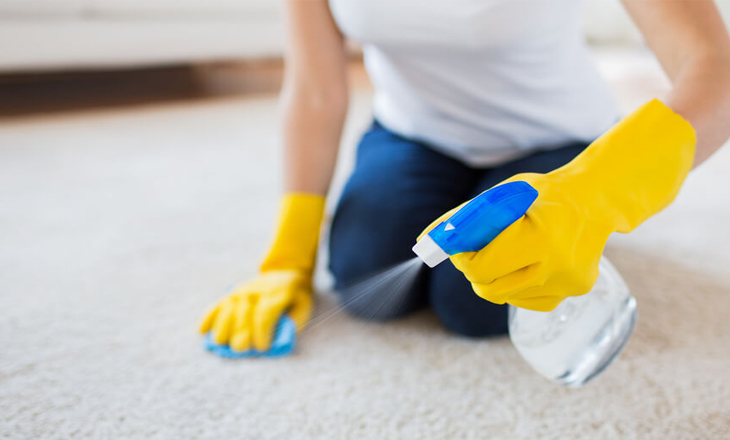 Giặt thảm trải sàn bằng nước lau kính và bàn là