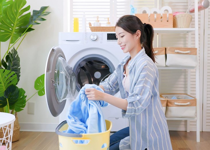 Phân loại quần áo theo màu, sử dụng chất tẩy nhẹ và chọn chế độ hoạt động phù hợp