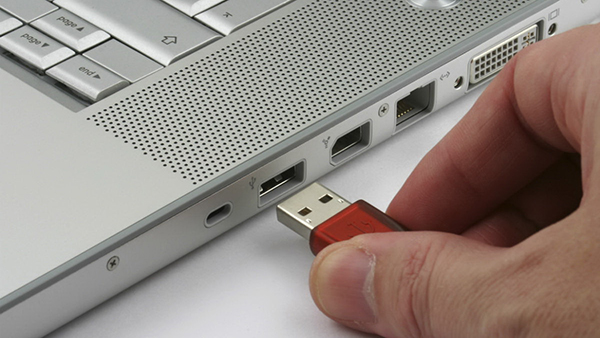 Copy file APK bạn vừa mới tải vào USB sau đó cắm vào tivi của bạn.
