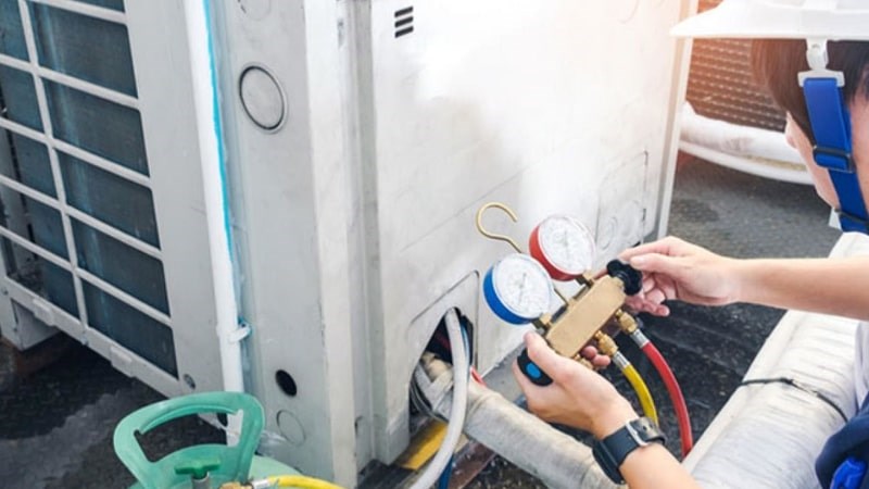 Bạn hãy khóa đường hút, đường đẩy của máy lạnh.