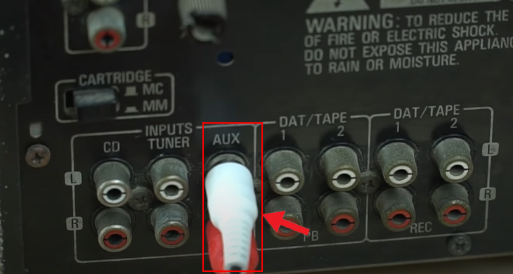 Kết nối dây AV vào cổng AUX (cổng âm thanh) trên amply