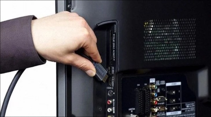 Bạn cắm cổng HDMI vào thùng CPU của máy