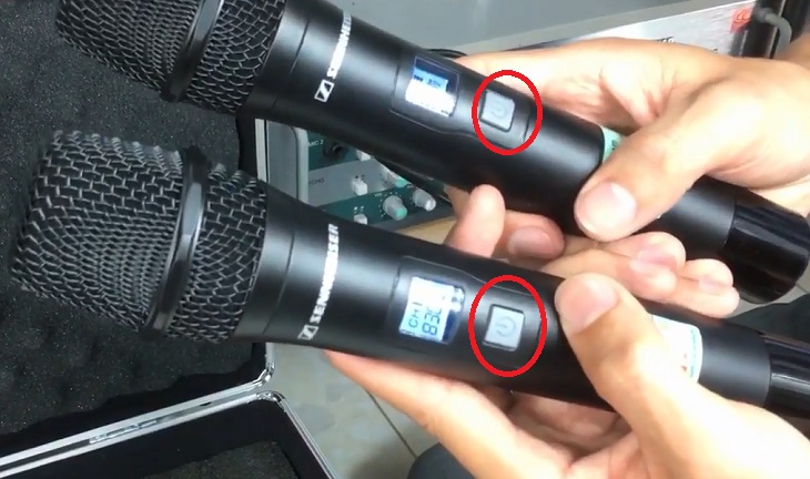 nhấn giữ nút nguồn Power khởi động micro.