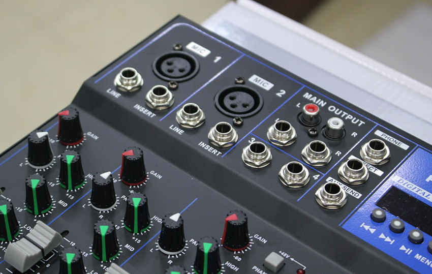 Chọn dây nối RCA để nối cổng OUTPUT 1 - 2 của mixer vào đầu Audio IN của amply.