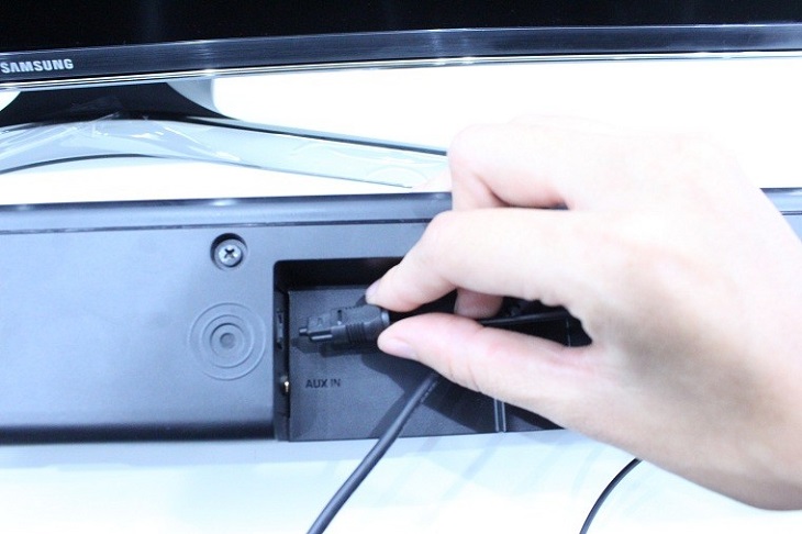 Gắn dây Optical vào cổng OPTICAL trên loa thanh Samsung