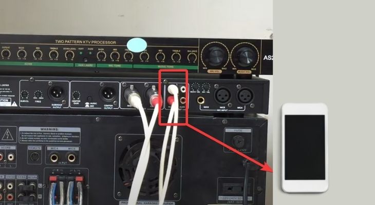 Bạn cắm đầu 3.5 vào điện thoại rồi cắm đầu còn lại theo màu quy định trên vang cơ