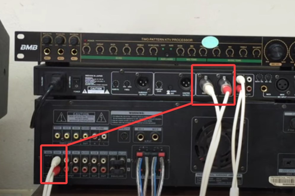 một cắm vào cổng OUTPUT của vang cơ và đầu còn lại cắm vào cổng INPUT của amply