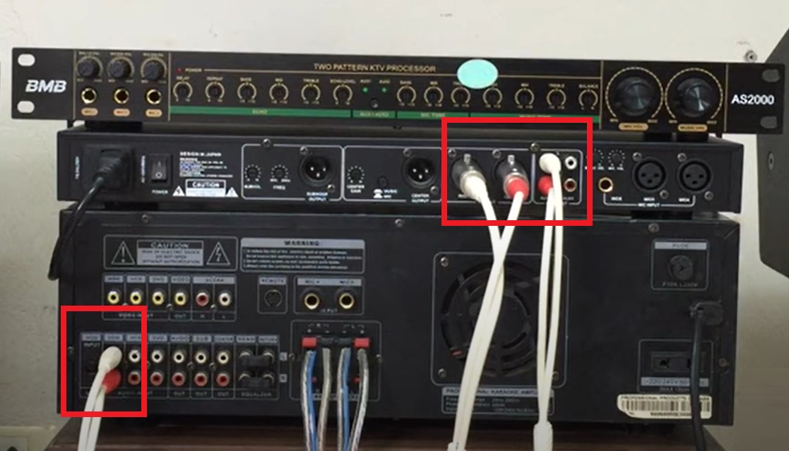 một cắm vào vang cơ và đầu còn lại cắm vào amply