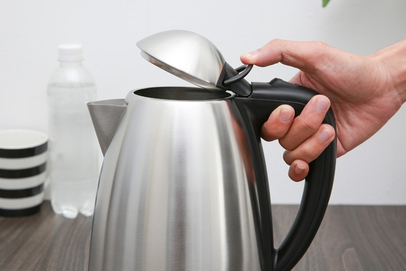 Bình đun siêu tốc Delites ST18S04 sở hữu gạt nắp giúp người dùng dễ dàng đóng/mở nắp