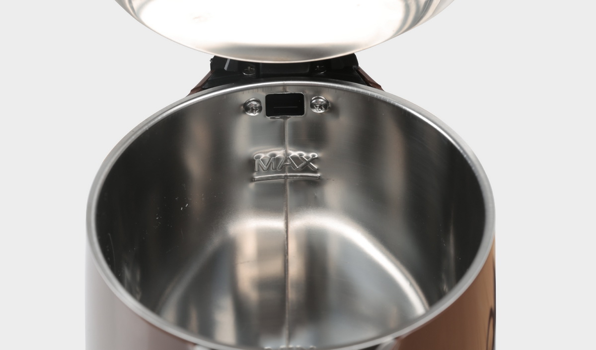 Bạn nên đổ nước đúng mức theo mức Max của bình siêu tốc