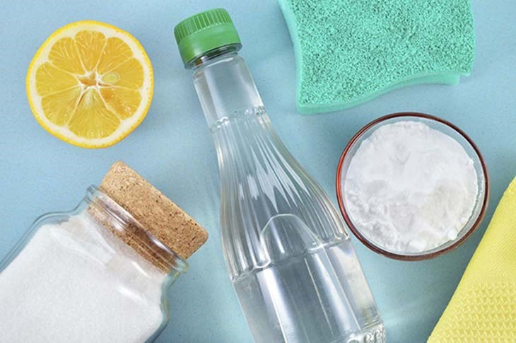 Dùng nước cốt chanh hoặc baking soda để làm sáng đồ dùng thủy tinh