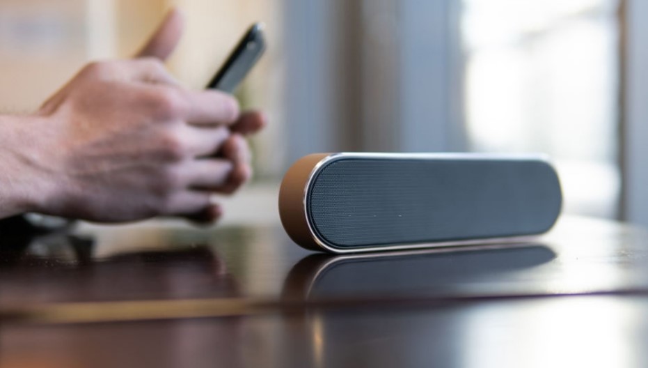 Chú ý khoảng cách giữa thiết bị phát Bluetooth và loa