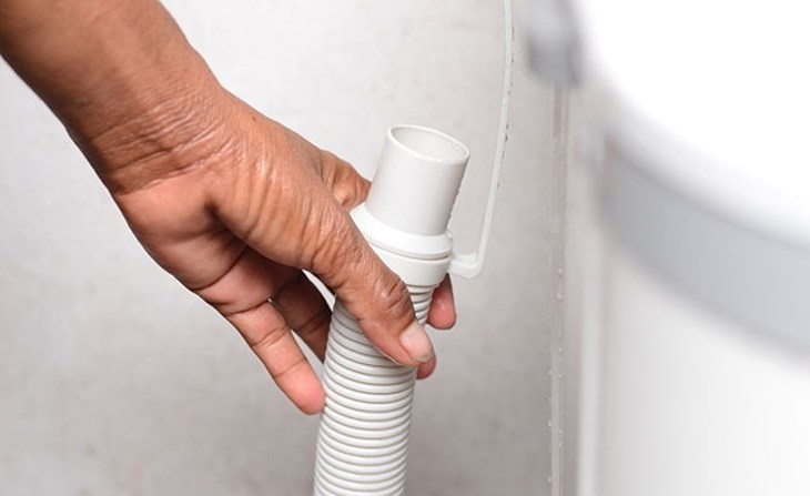Kiểm tra đường ống dẫn nước có bị tắc nghẽn bởi vật cản nào không hoặc bị xoắn không