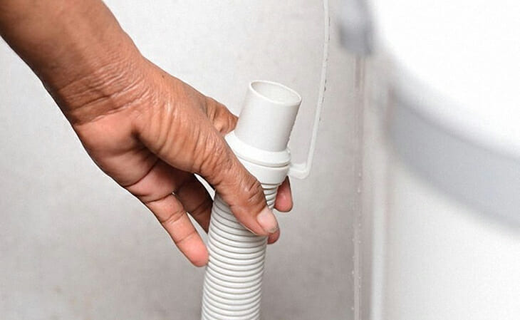 Khắc phục đường ống nước bị xoắn hoặc dơ