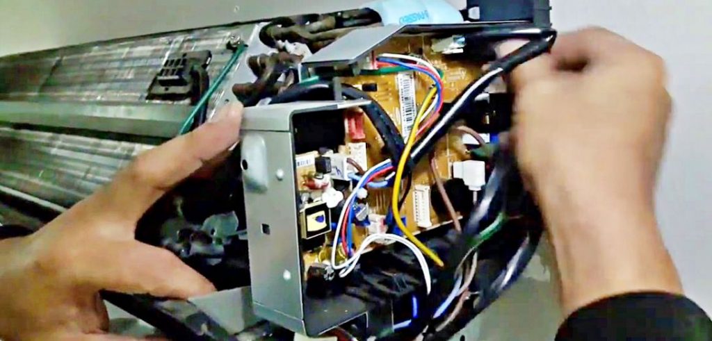 Vi xử lý bên trong bo mạch bị hư hỏng khiến điều hòa Casper gặp lỗi E4