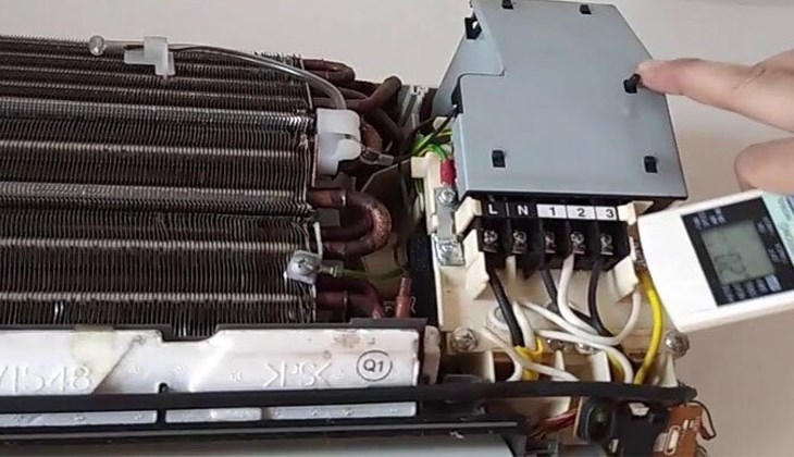 Dây nguồn từ mạch điều khiển đến quạt dàn lạnh bị đứt hoặc chập cháy