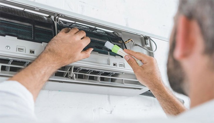 Tiến hành kiểm tra dây nguồn từ mạch đến quạt dàn lạnh điều hòa