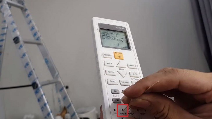 Dùng que tăm nhấn giữ nút