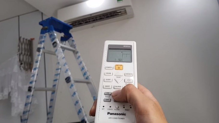 Màn hình remote điều hòa Panasonic hiển thị xác nhận và hiển thị mã lỗi F90
