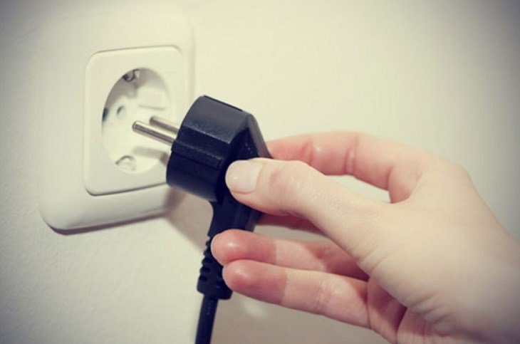 Ngắt kết nối nguồn điện tủ lạnh trong khoảng 5 phút