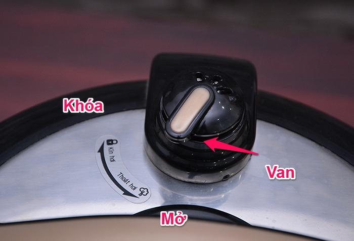 Tại sao không mở nắp nồi áp suất điện được?