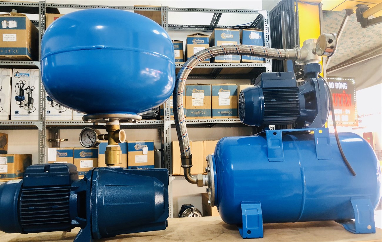 Bạn lắp đặt thêm máy bơm tăng áp cho đường nước nóng năng lượng.