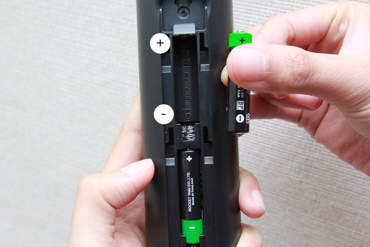 Tháo và lắp lại pin của remote