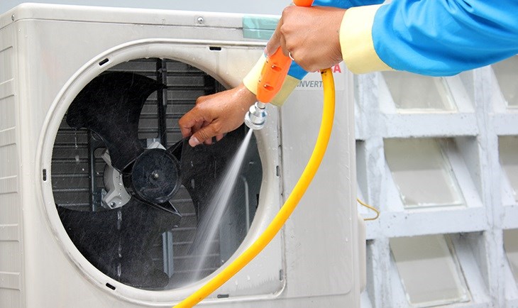 Vệ sinh dàn nóng nếu ống dẫn gas điều hòa bị nghẹt