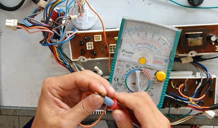Kiểm tra các dây tín hiệu để chuẩn đoán lỗi ED trên máy giặt Aqua