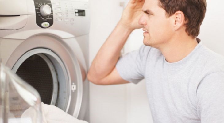 Kiểm tra quần áo bên trong lồng tránh trường hợp giặt khối lượng quá tải so với máy giặt