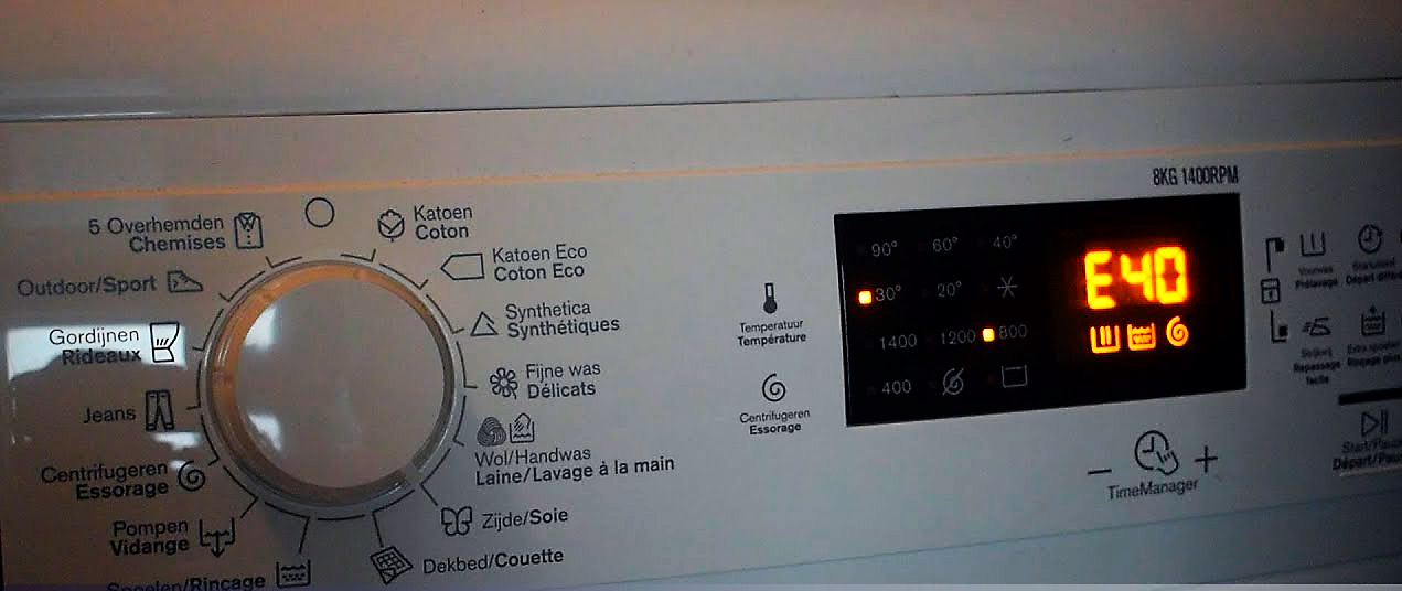 Khi máy giặt Electrolux báo lỗi E40, cửa không mở, bạn hãy kiểm tra đóng kín, tắt khóa trẻ em trước nhé!